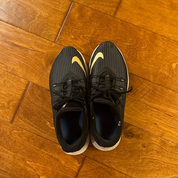 Gold and black Nikes size 8 - Picture 2 of 2